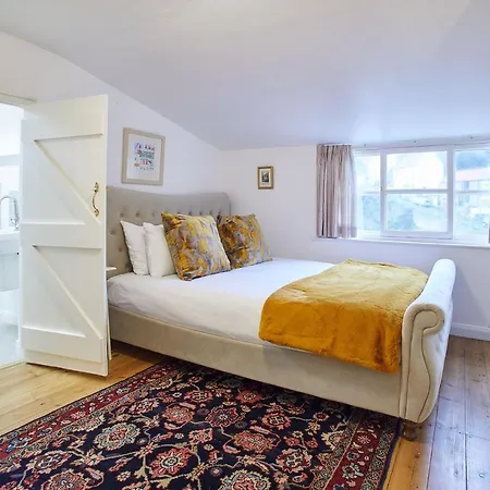 Host & - Gull's Haven